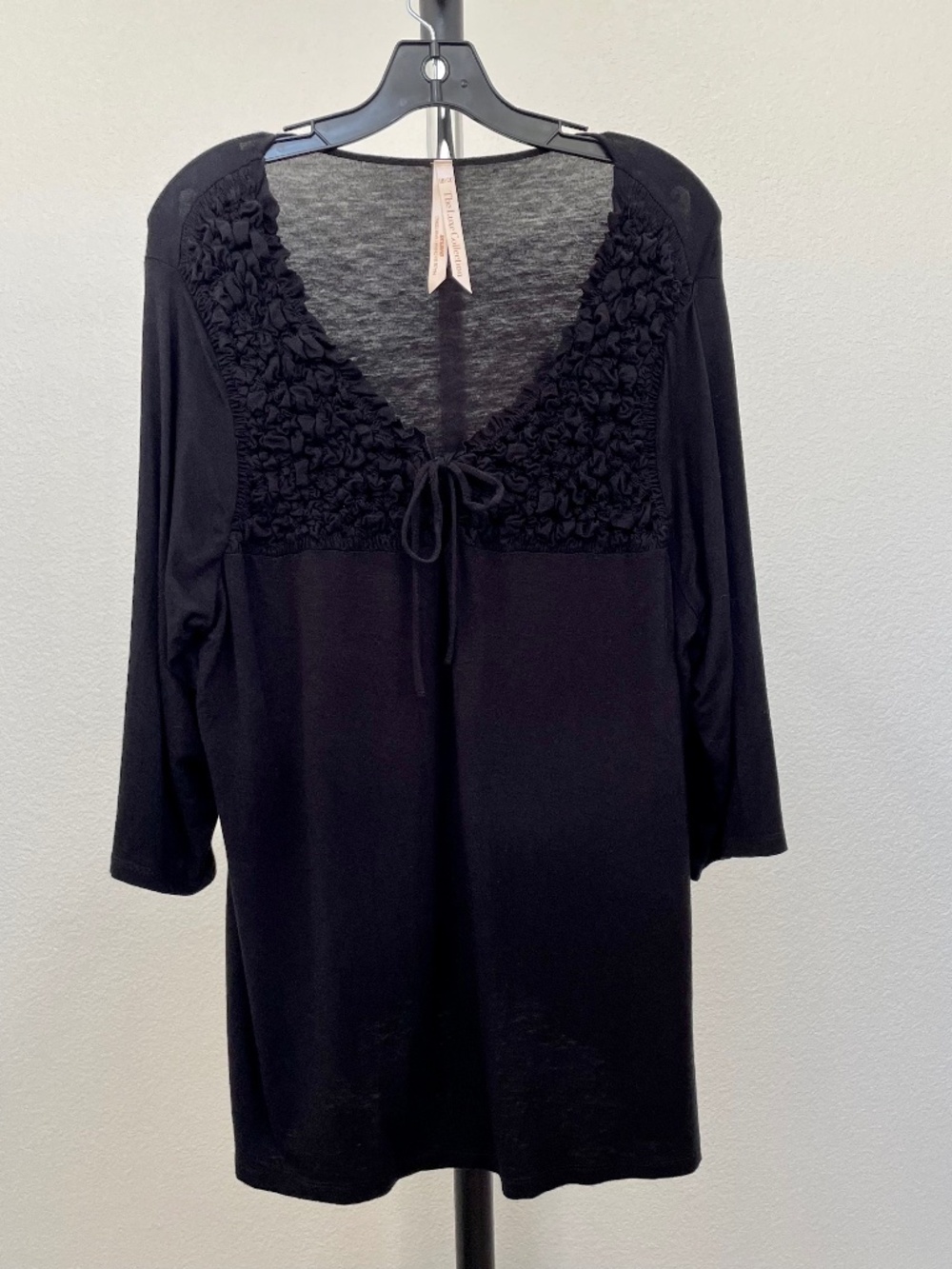 The Luxe Collection Womenʻs Plus Size Black Textured Neckline Blouse Size 18/20